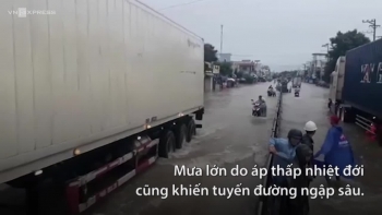 Người dân làng chài Nha Trang hoảng loạn khi nước trên núi 'đổ như thác'
