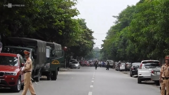 [Video] Hàng chục cảnh sát bao vây kẻ cố thủ cầm lựu đạn ở Nghệ An
